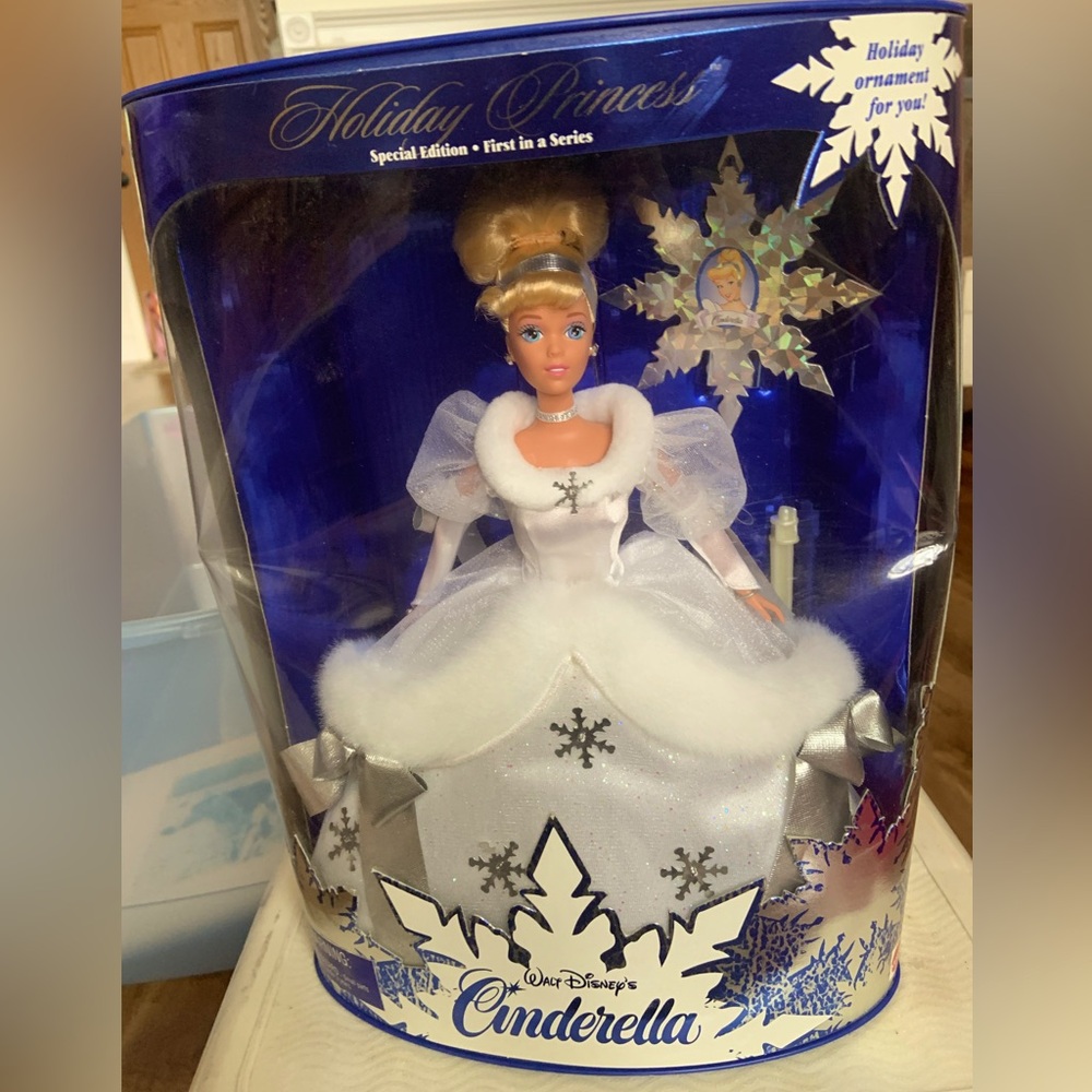 1996 Walt Disney Cinderella Special Edition First In Series Holiday Barbie.